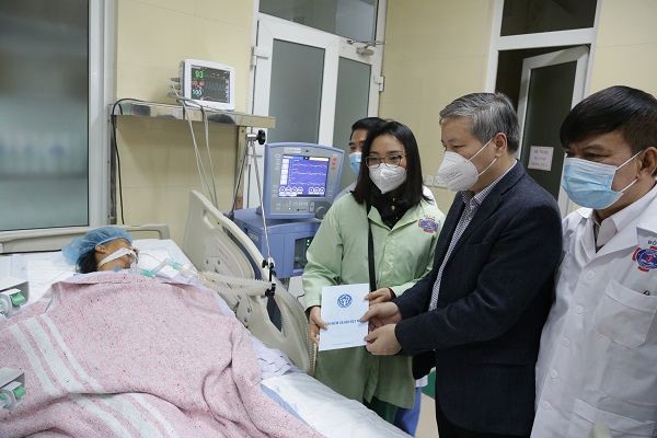 Lãnh đạo BHXH Việt Nam tặng quà bệnh nhân BHYT có hoàn cảnh khó khăn dịp Tết Giáp Thìn- Ảnh 2. Lãnh đạo BHXH Việt Nam tặng quà bệnh nhân BHYT có hoàn cảnh khó khăn dịp Tết Giáp Thìn- Ảnh 2.