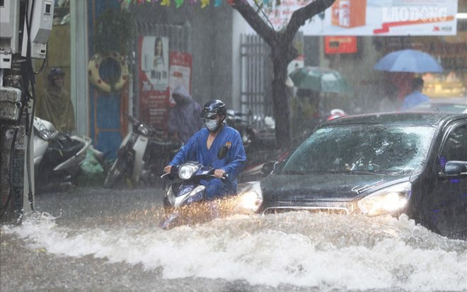 Biển Đông hứng bão số 8, miền Trung và Tây Nguyên mưa lớn