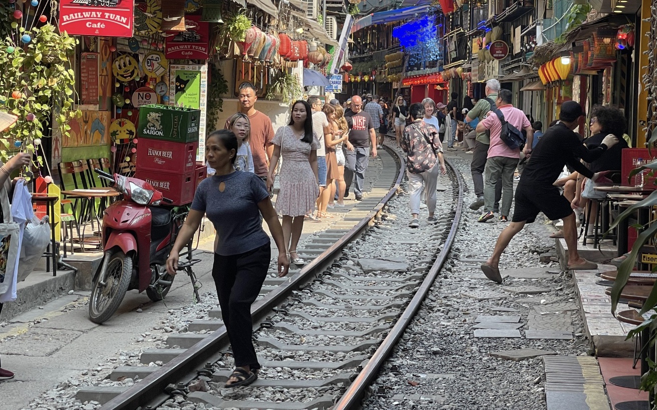 Phố cà phê đường tàu nhộn nhịp đón khách, chính quyền địa phương nói xử lý rất khó