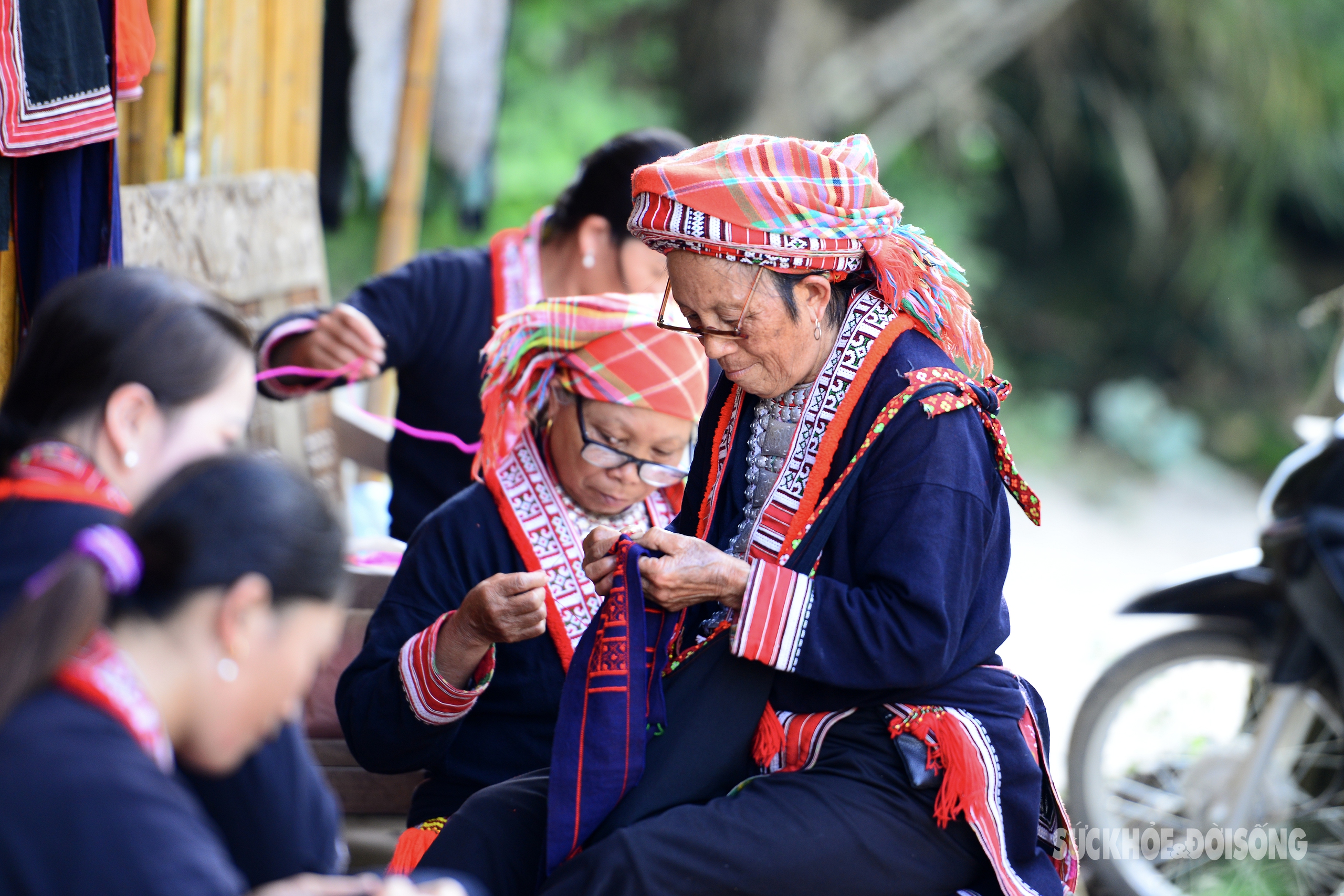 Phụ nữ Dao đỏ ở Hoàng Su Phì tỉ mỉ thêu dệt thổ cẩm gìn giữ nghề truyền thống- Ảnh 9.