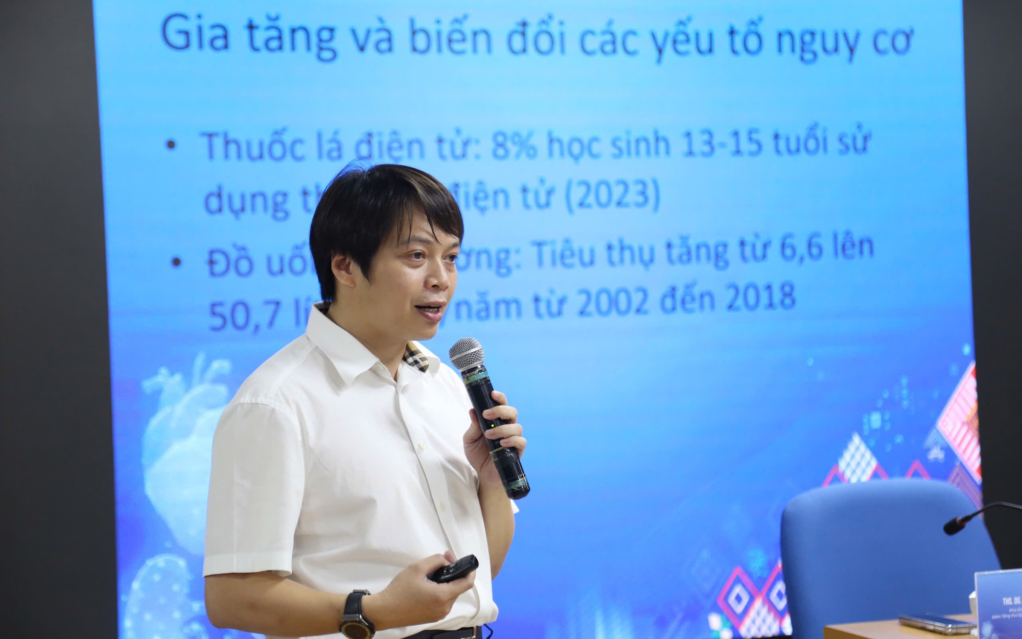 Hơn 1.200 ca nhập viện do thuốc lá điện tử, thuốc lá nung nóng chỉ trong 1 năm, đề xuất cấm toàn diện