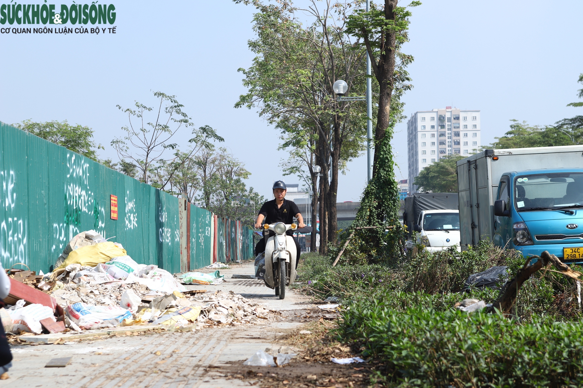 Tuyến đường tại Hà Nội bị 'cắt cụt' ngập rác, tràn lan vi phạm trật tự đô thị- Ảnh 2.