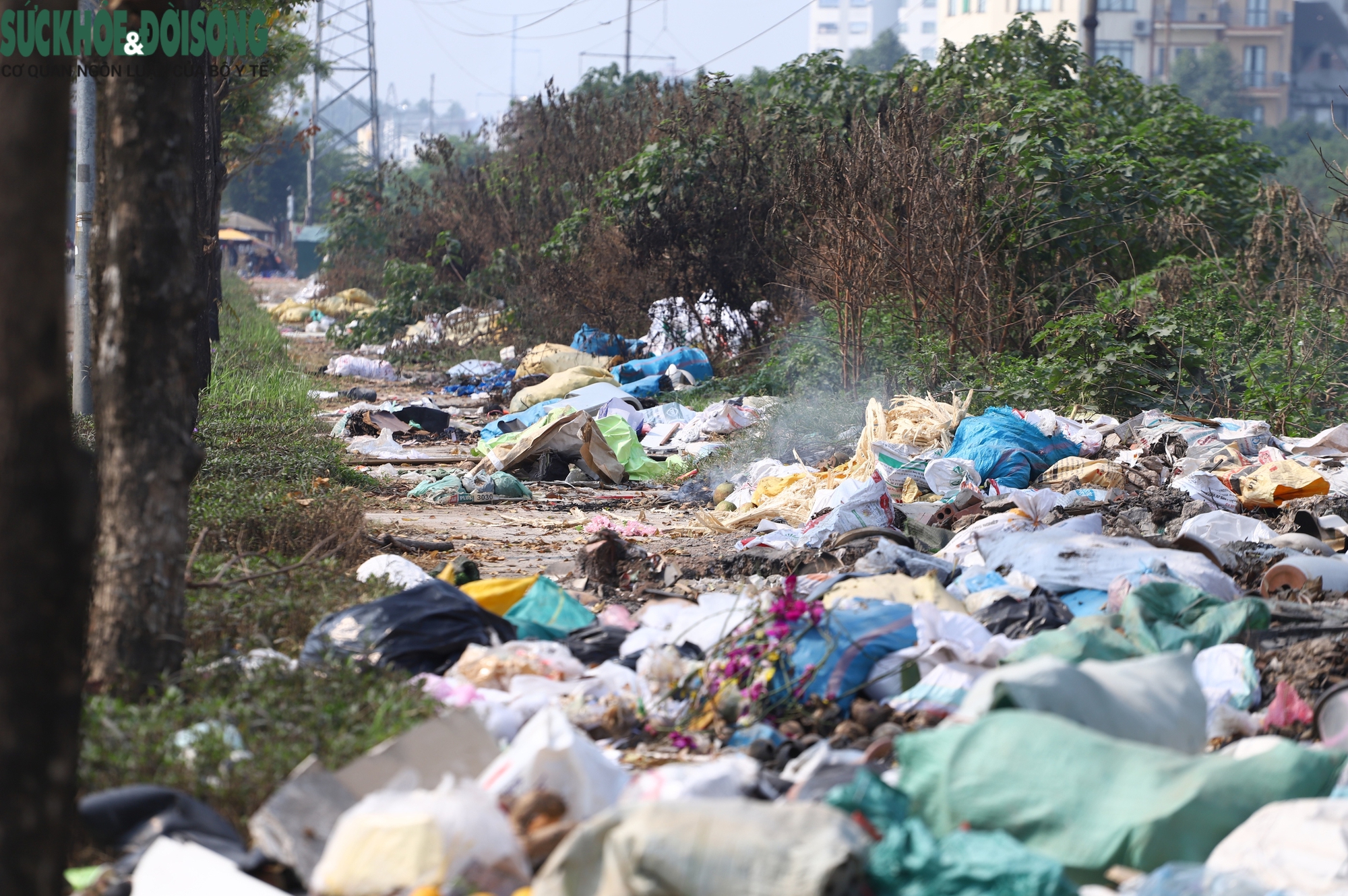 Tuyến đường tại Hà Nội bị 'cắt cụt' ngập rác, tràn lan vi phạm trật tự đô thị- Ảnh 11.