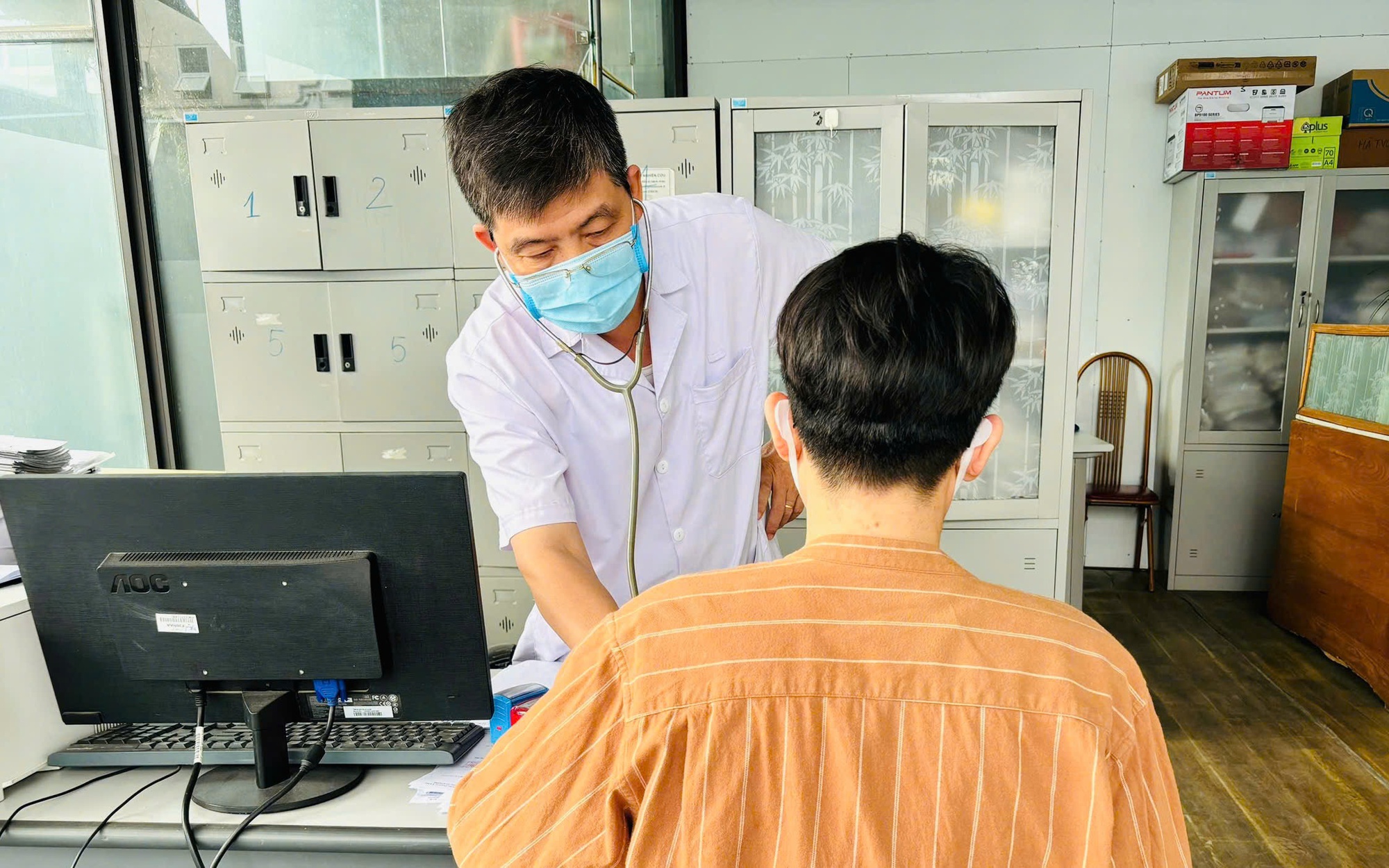 Chuyên gia chỉ rõ đường lây truyền, cách phòng ngừa HIV và giang mai