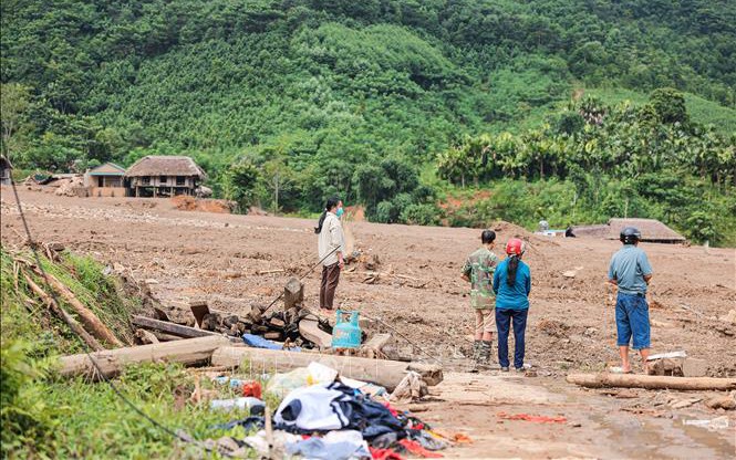 Công đoàn tặng sổ tiết kiệm cho trẻ mồ côi do bão số 3