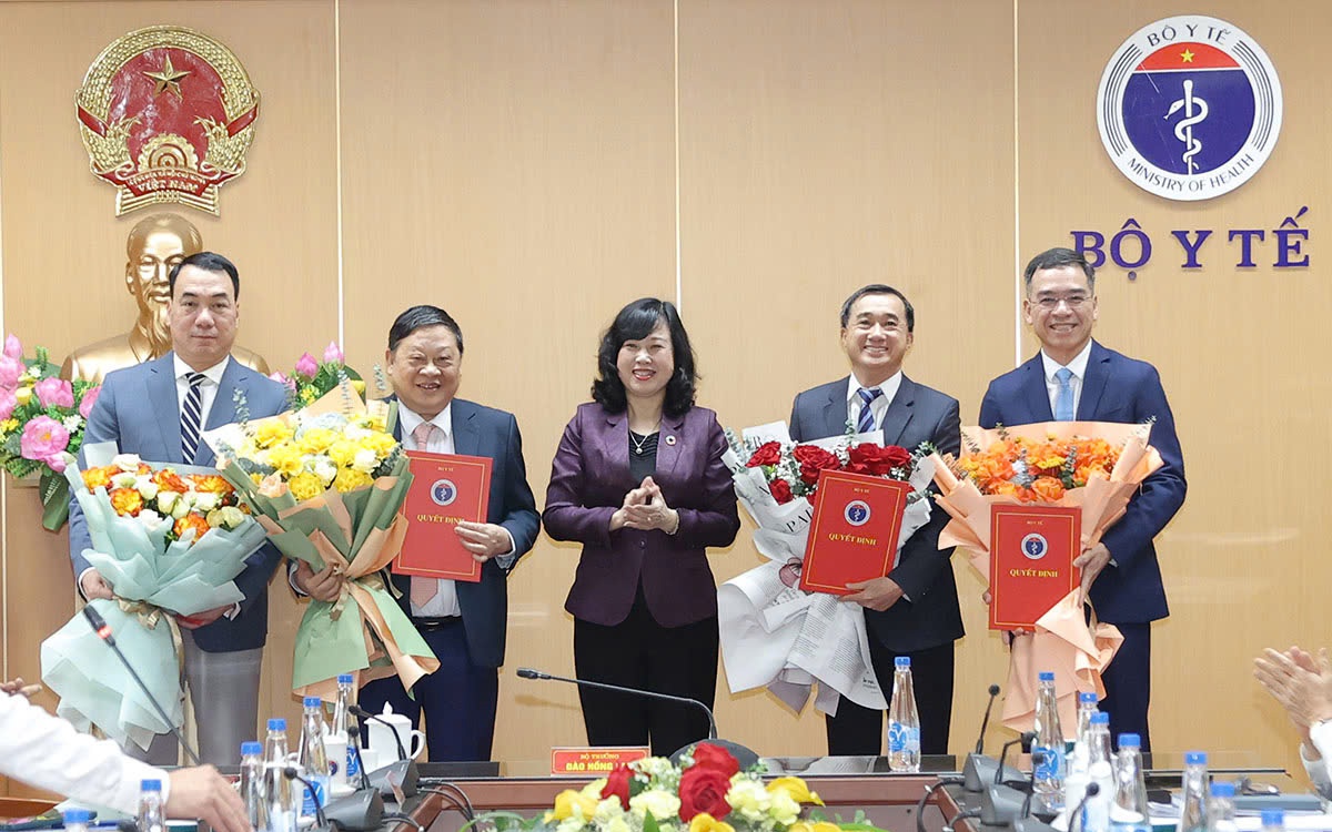 Bộ trưởng Bộ Y tế trao quyết định bổ nhiệm Chủ tịch, các Phó Chủ tịch Hội đồng Y khoa Quốc gia