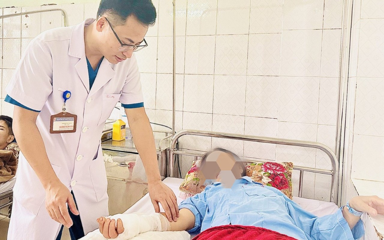 Nối thành công bàn tay bị đứt rời cho người phụ nữ bị tai nạn do máy cưa- Ảnh 3. Nối thành công bàn tay bị đứt rời cho người phụ nữ bị tai nạn do máy cưa- Ảnh 3.