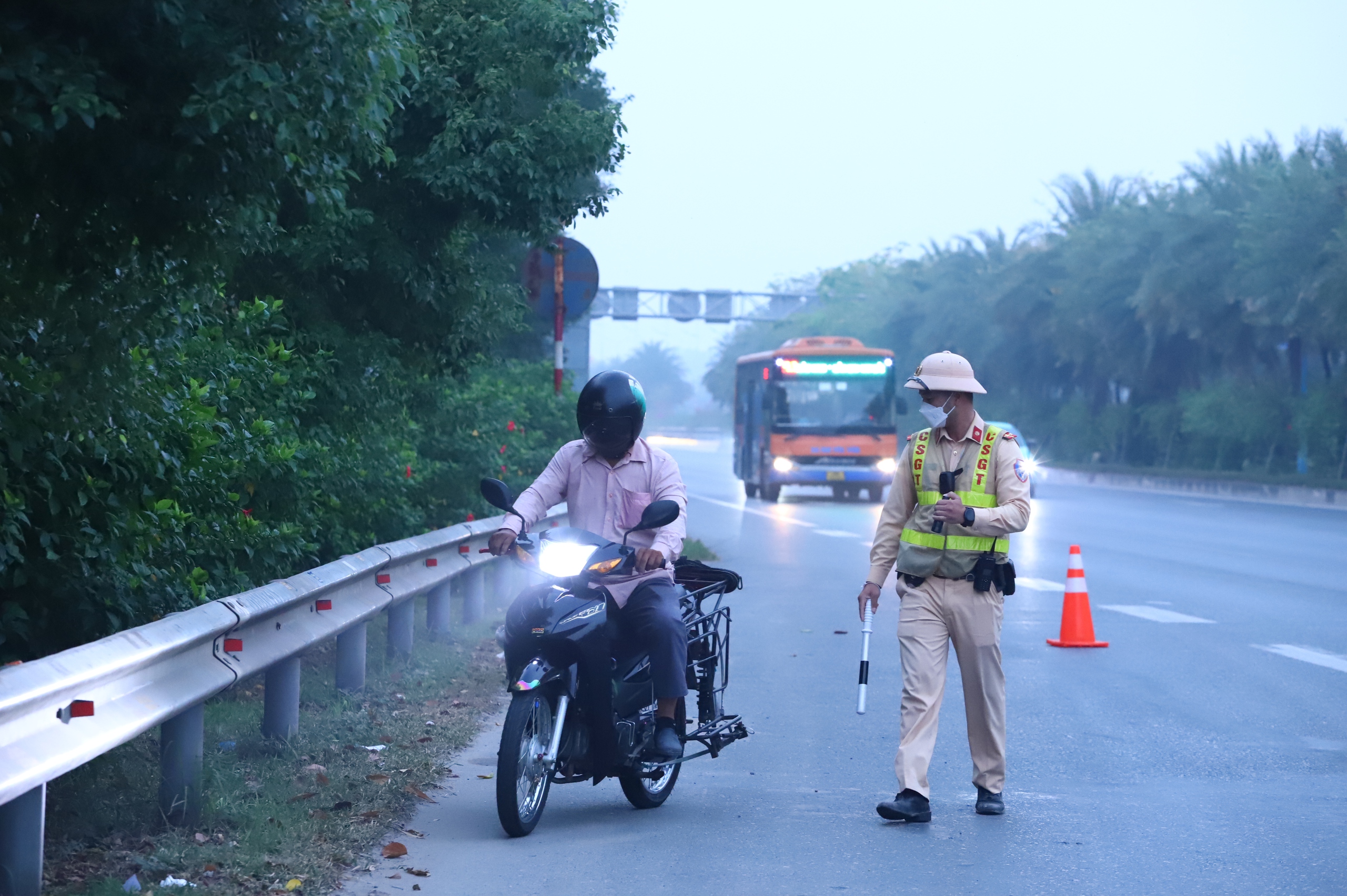 Đi vào đường cấm, người dân bị tạm giữ xe đạp trị giá hơn 300 triệu- Ảnh 13.