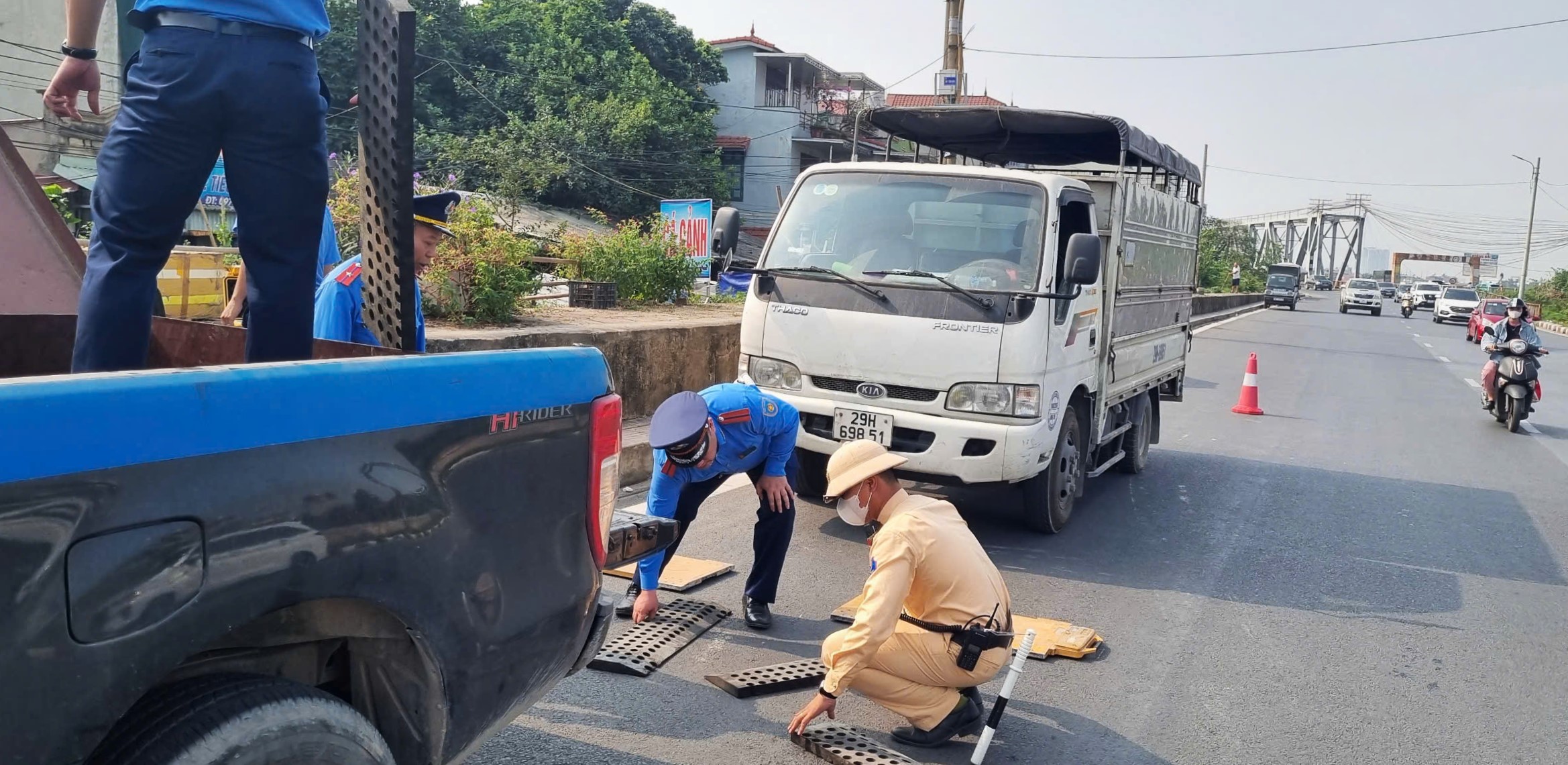 Xử lý nhiều xe quá tải di chuyển trên cây cầu hơn 120 năm tuổi- Ảnh 2.