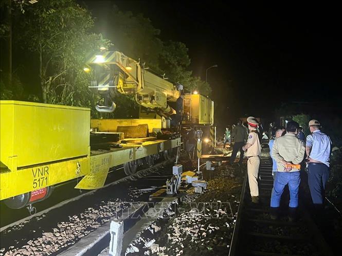 Tàu trật bánh khiến 3 toa hàng bị lật, gây ách tắc đoạn tuyến qua đèo Hải Vân- Ảnh 1.