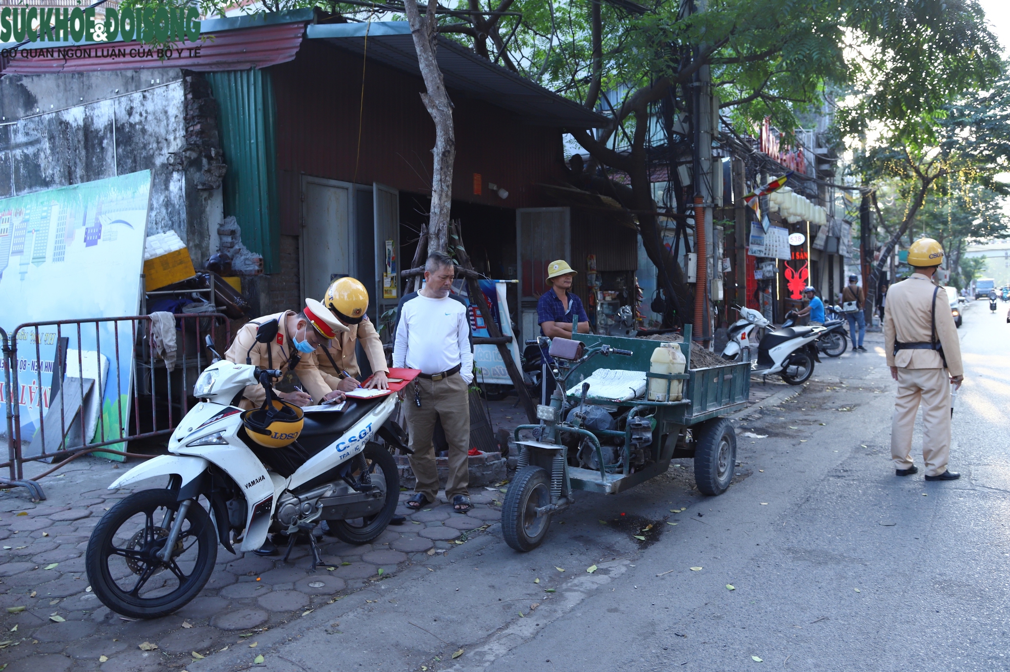 CSGT liên tục đổi vị trí để xử lý xe 3 bánh tự chế, chở hàng cồng kềnh ‘né’ chốt- Ảnh 2.