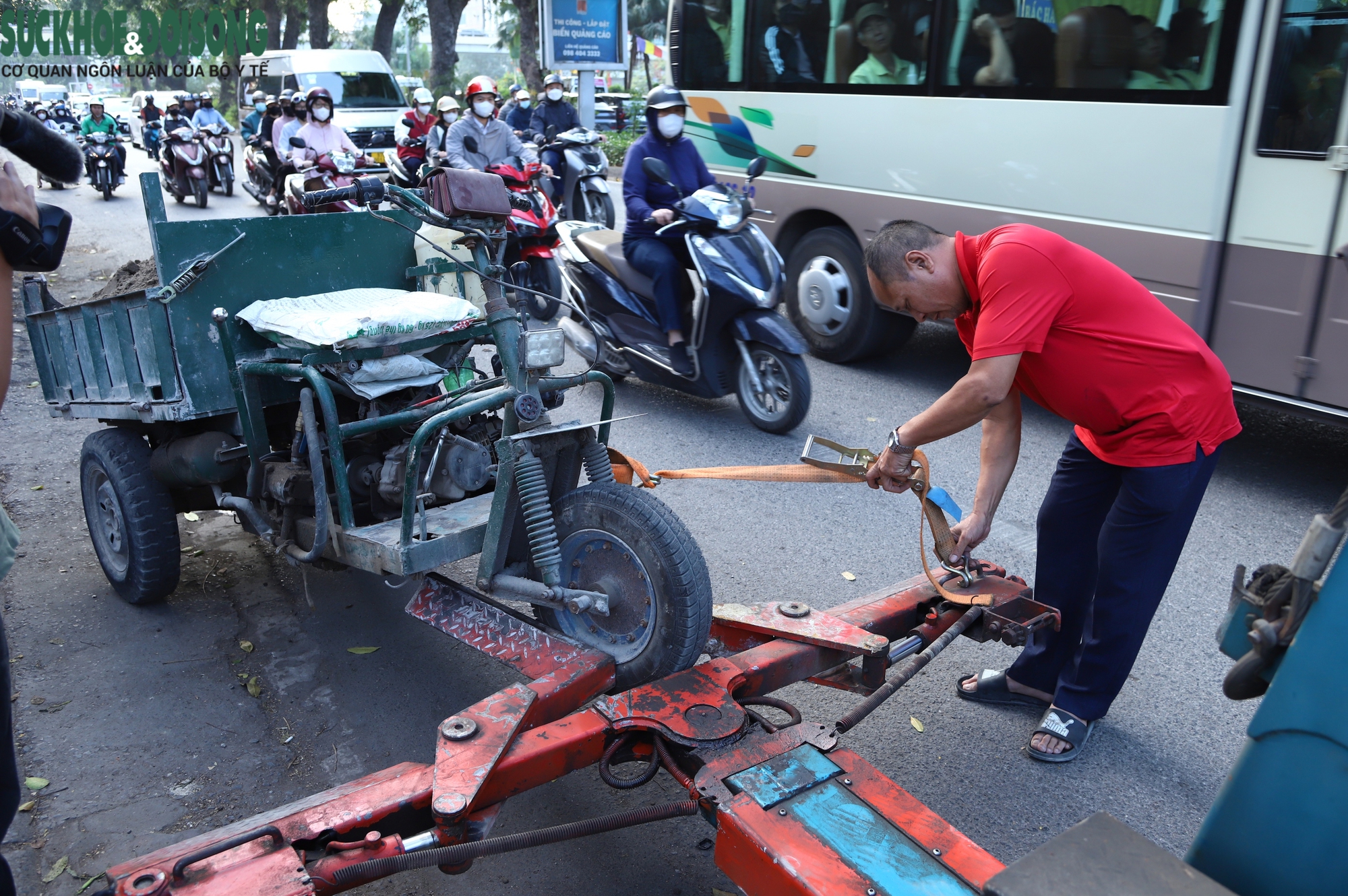 CSGT liên tục đổi vị trí để xử lý xe 3 bánh tự chế, chở hàng cồng kềnh ‘né’ chốt- Ảnh 5.