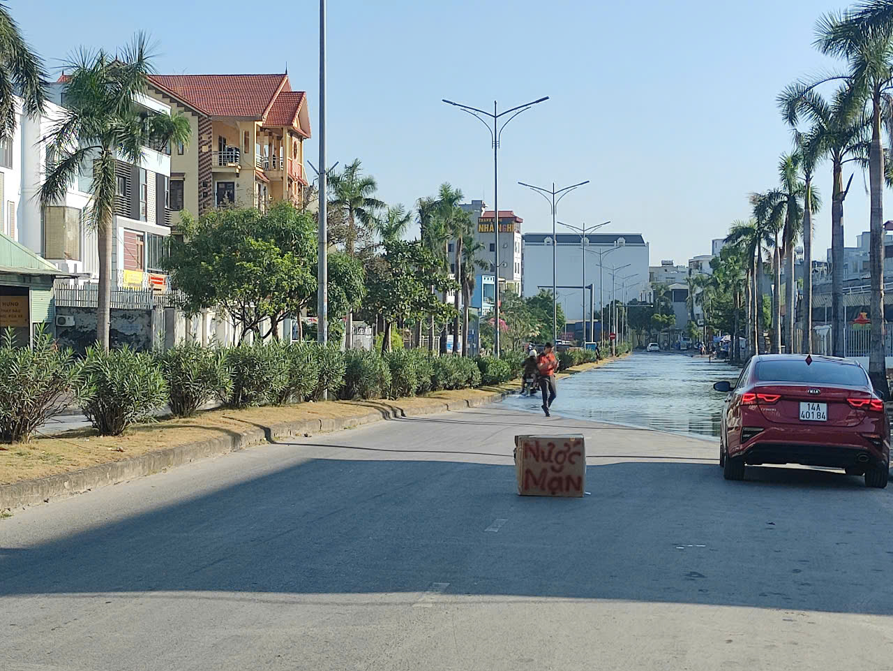 Triều cường đạt đỉnh gây ngập sâu tại Hạ Long - Ảnh 5.