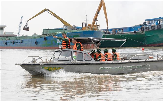 Căng mình chống buôn lậu trong mùa nước nổi- Ảnh 1.