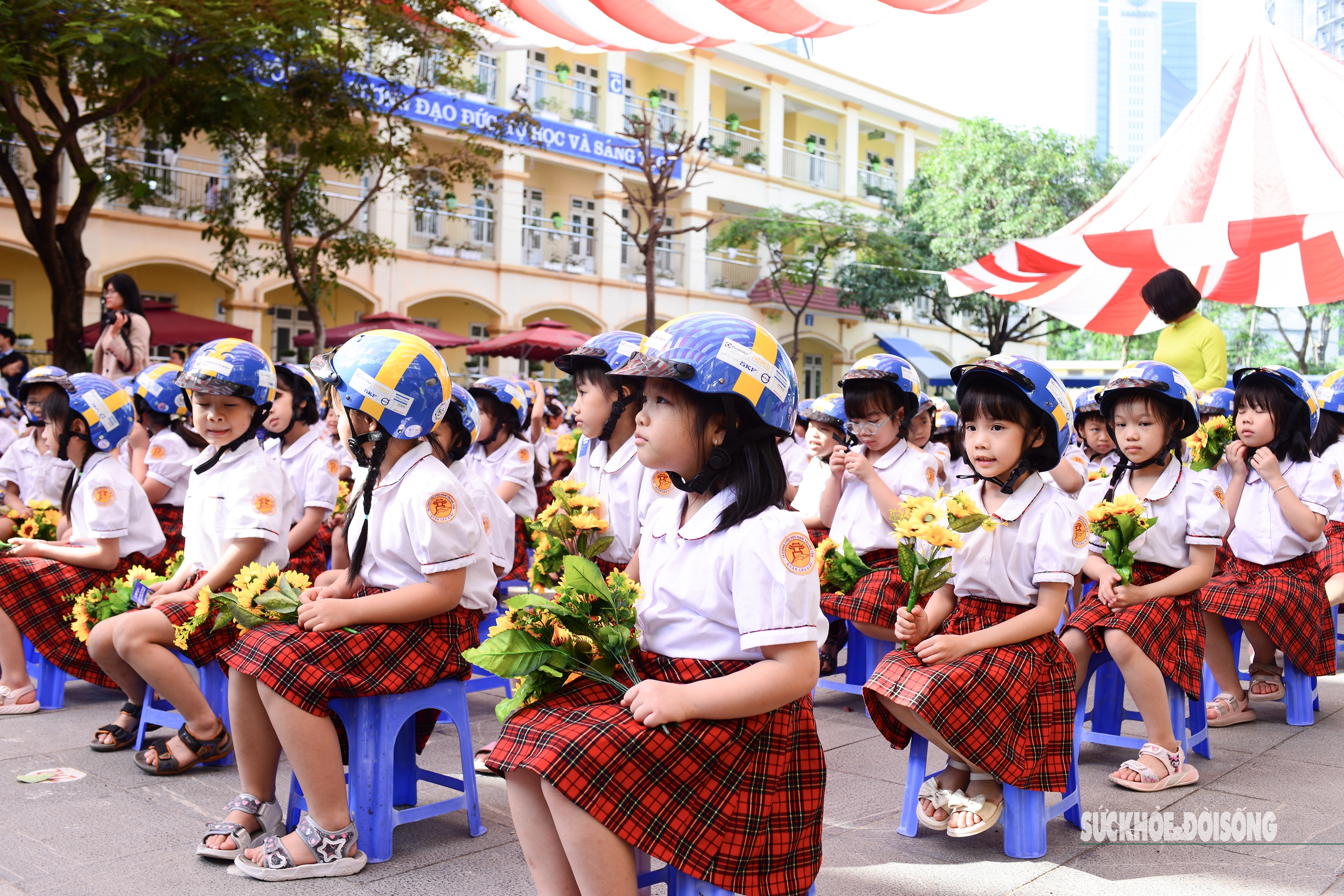 Đại sứ Thụy Điển trao 1000 mũ bảo hiểm cho học sinh Thủ đô- Ảnh 1.