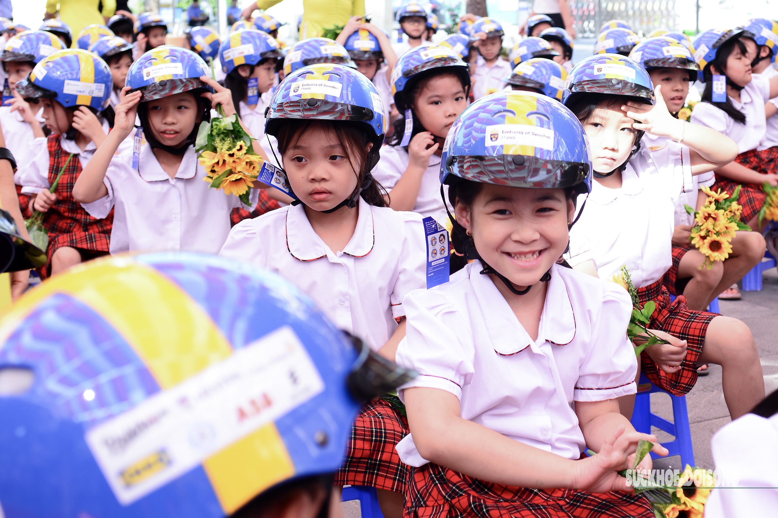 Đại sứ Thụy Điển trao 1000 mũ bảo hiểm cho học sinh Thủ đô- Ảnh 9.