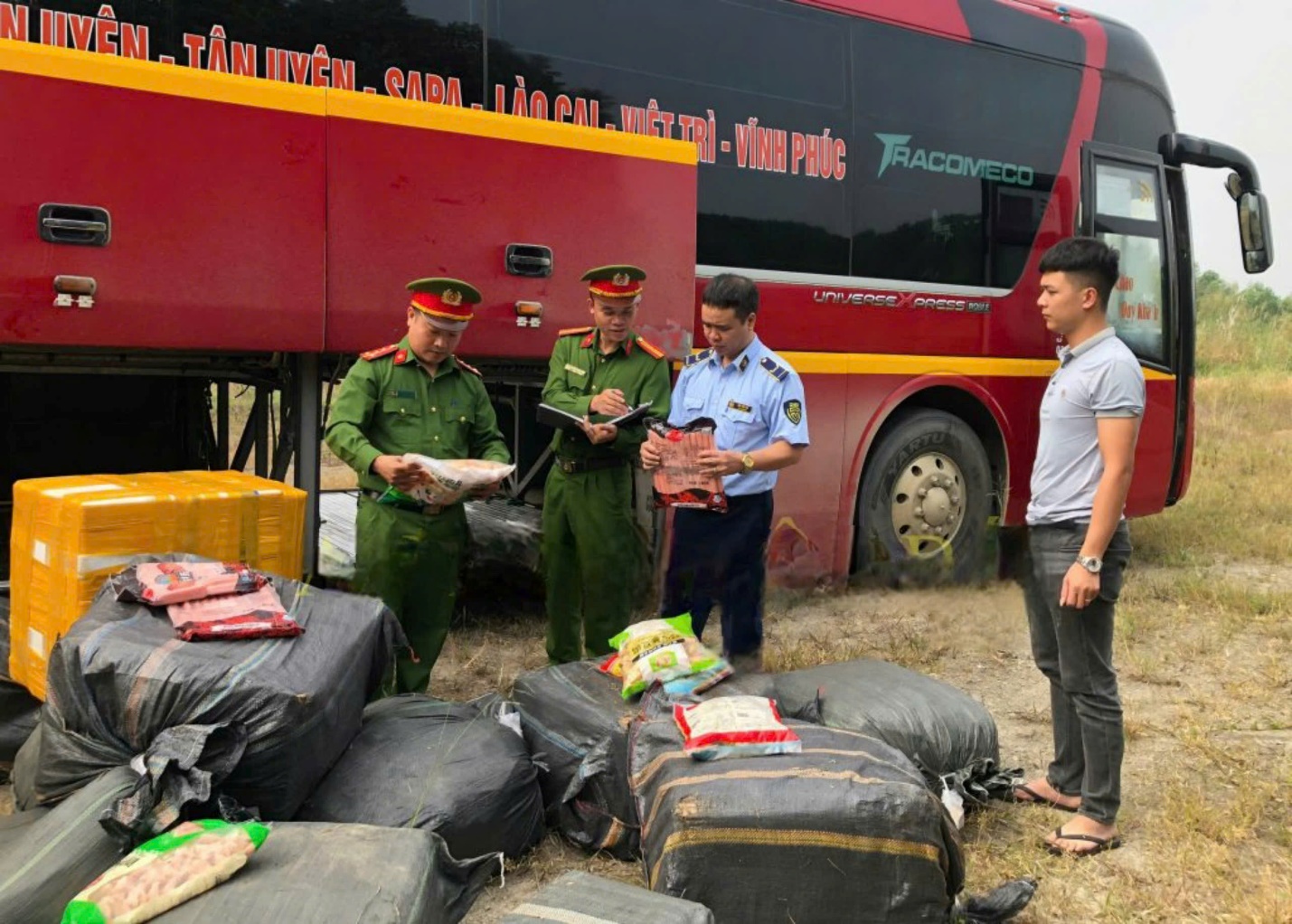 Bắt giữ gần 1 tấn thực phẩm ăn lẩu nhiều người yêu thích - Ảnh 1.