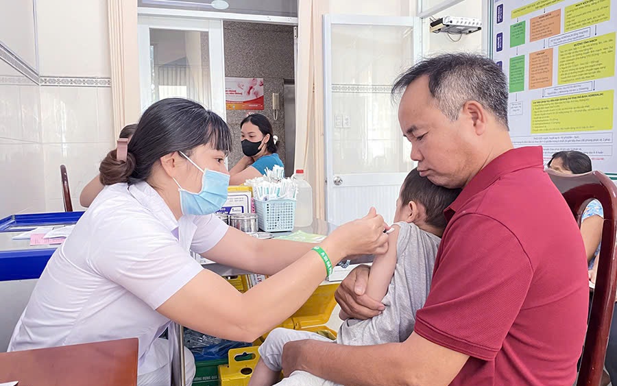 Hơn 3.000 trẻ 6-9 tháng tuổi ở TPHCM được tiêm vaccine sởi