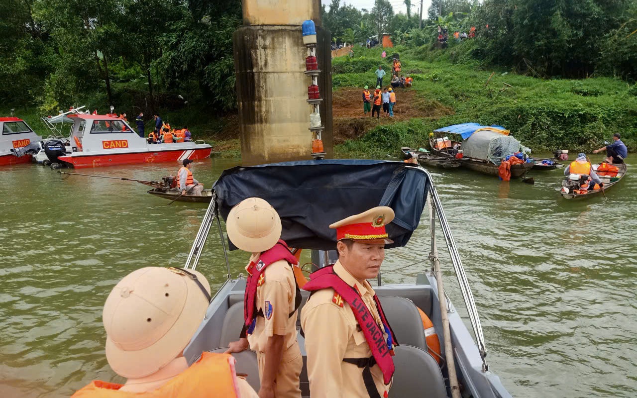 Tìm thấy thi thể 2 nạn nhân trên xe rác rơi xuống sông mất tích