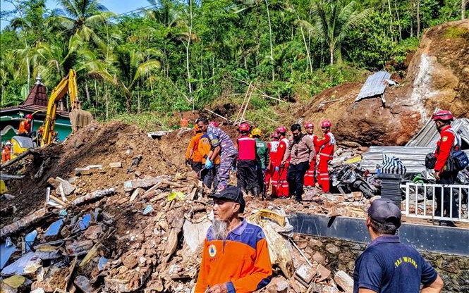 Lở đất và lũ quét ở Indonesia, nhiều người thương vong