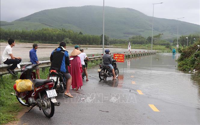 Nước lũ dâng cao gây ngập sâu, chia cắt nhiều nơi ở Quảng Ngãi