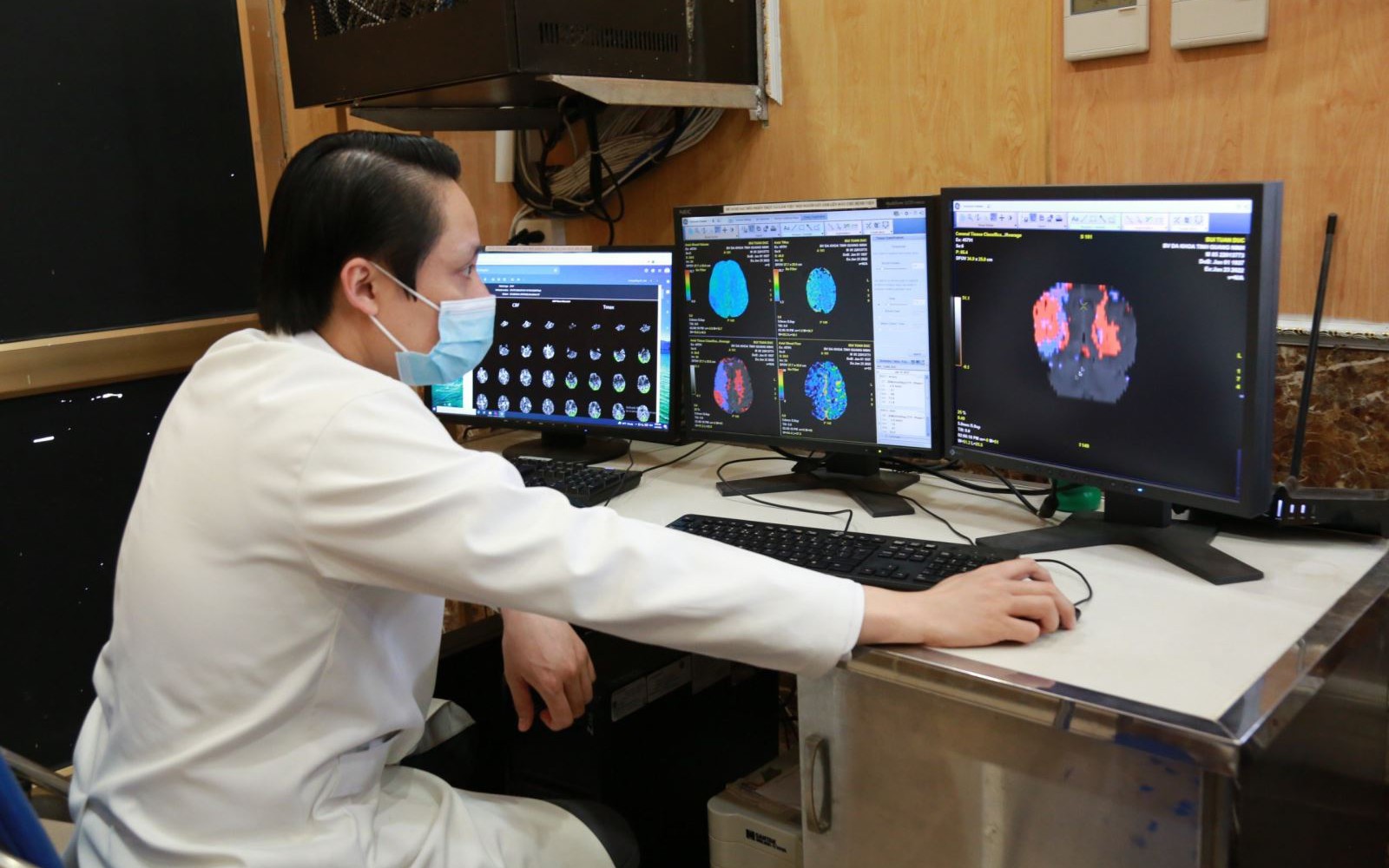 AI hỗ trợ sàng lọc ung thư, phát hiện sớm bệnh tim mạch- Ảnh 3. Bệnh viện tuyến tỉnh chuyển đổi số hướng tới xây dựng bệnh viện thông minh