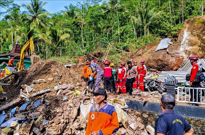 Lở đất và lũ quét ở Indonesia, nhiều người thương vong- Ảnh 1.