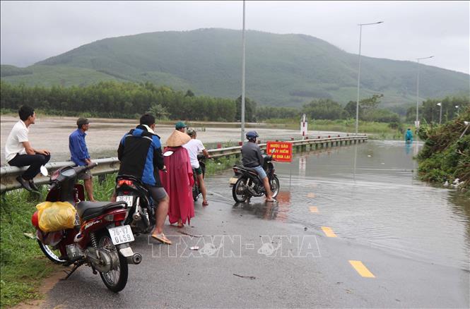 Nước lũ dâng cao gây ngập sâu, chia cắt nhiều nơi ở Quảng Ngãi- Ảnh 2.