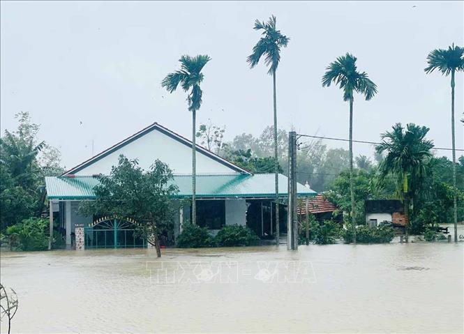 Quảng Ngãi di dời người dân trong đêm do mưa lớn, nước sông dâng cao- Ảnh 1.