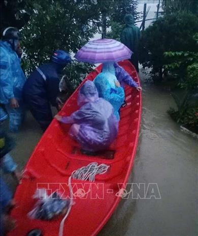 Quảng Ngãi di dời người dân trong đêm do mưa lớn, nước sông dâng cao- Ảnh 2.