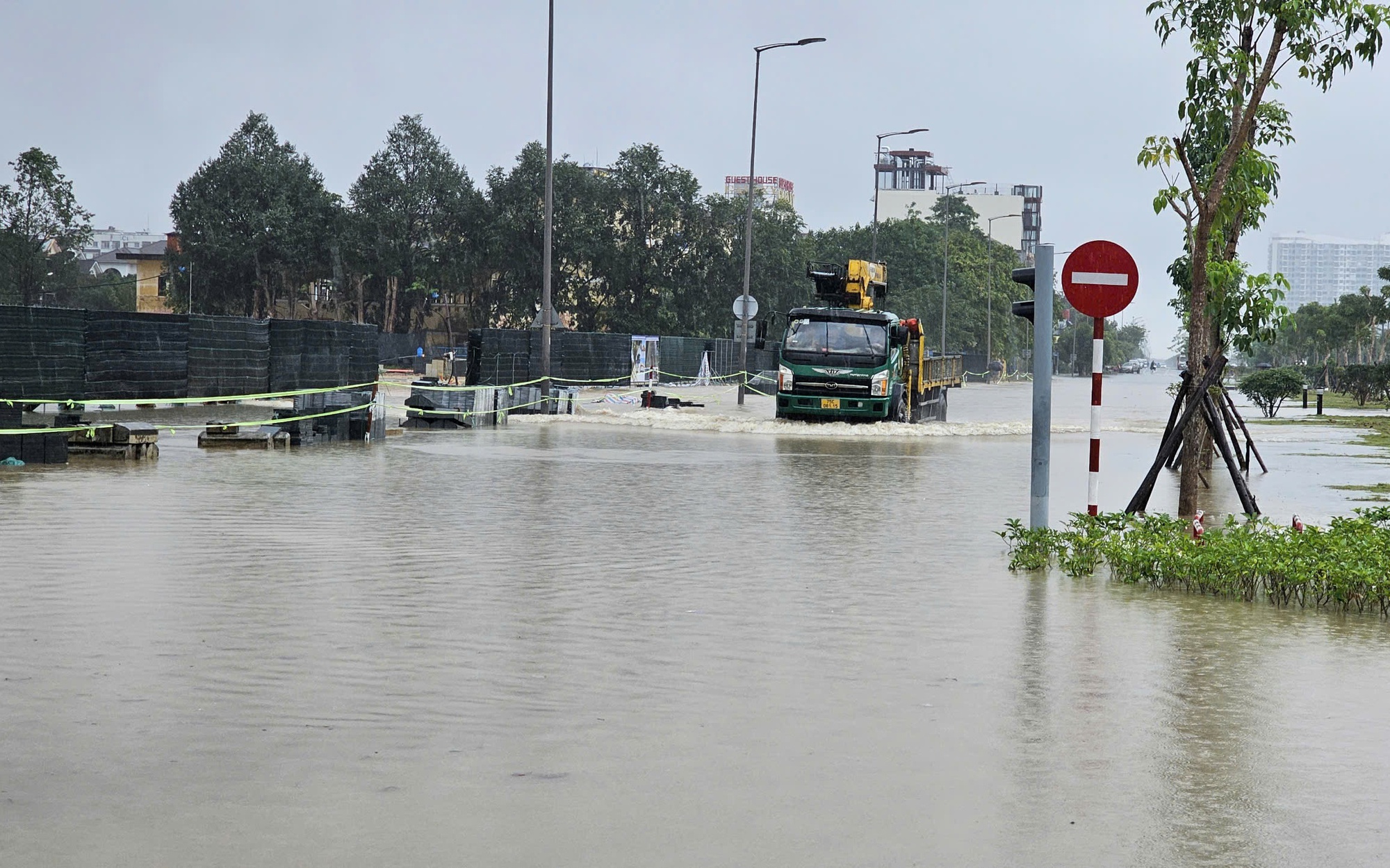 Nhiều tuyến đường ở Huế ngập sâu, người dân liên tục "quay xe"