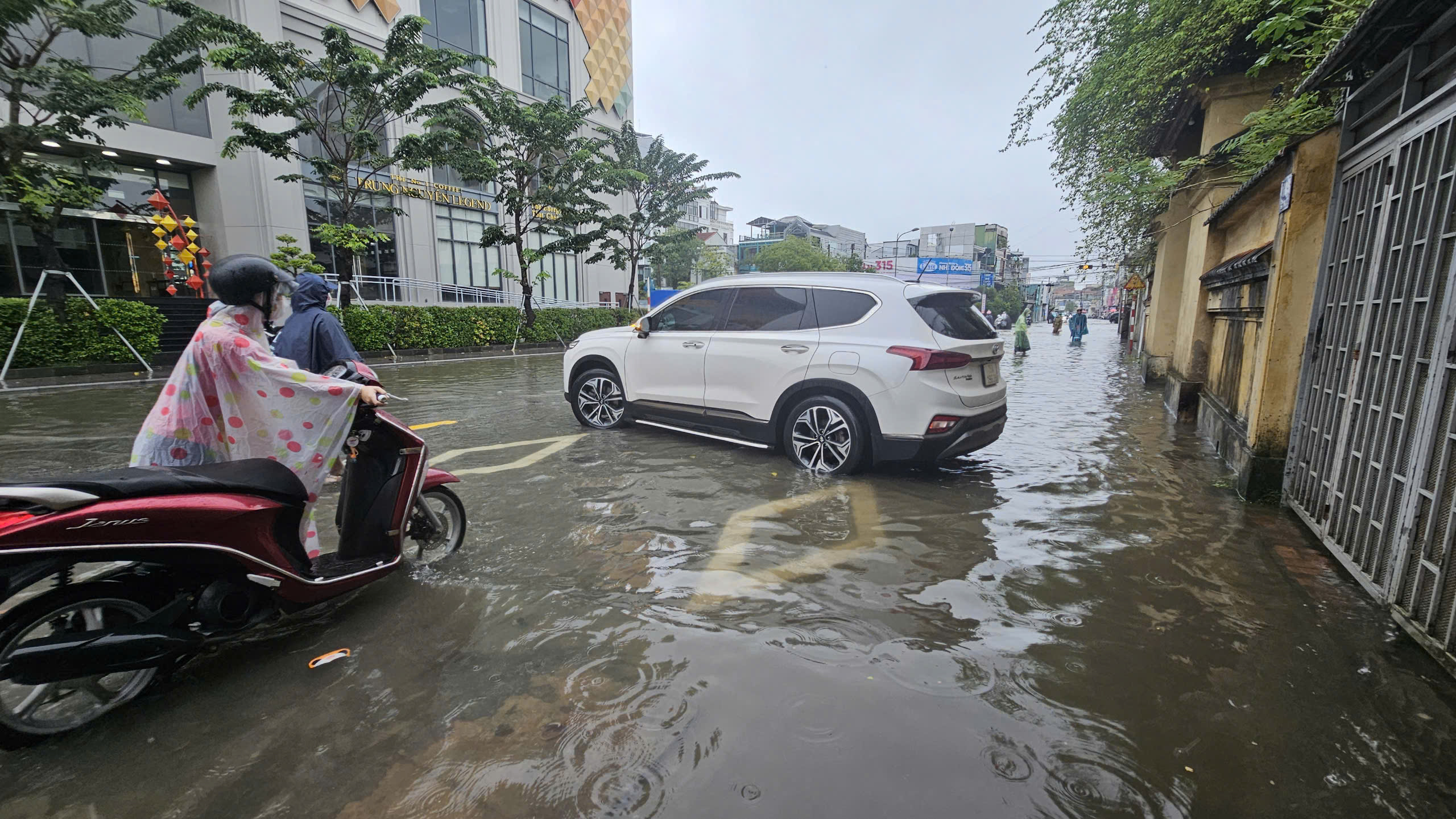 Nhiều tuyến đường ở Huế ngập sâu, người dân liên tục 'quay xe'- Ảnh 9.