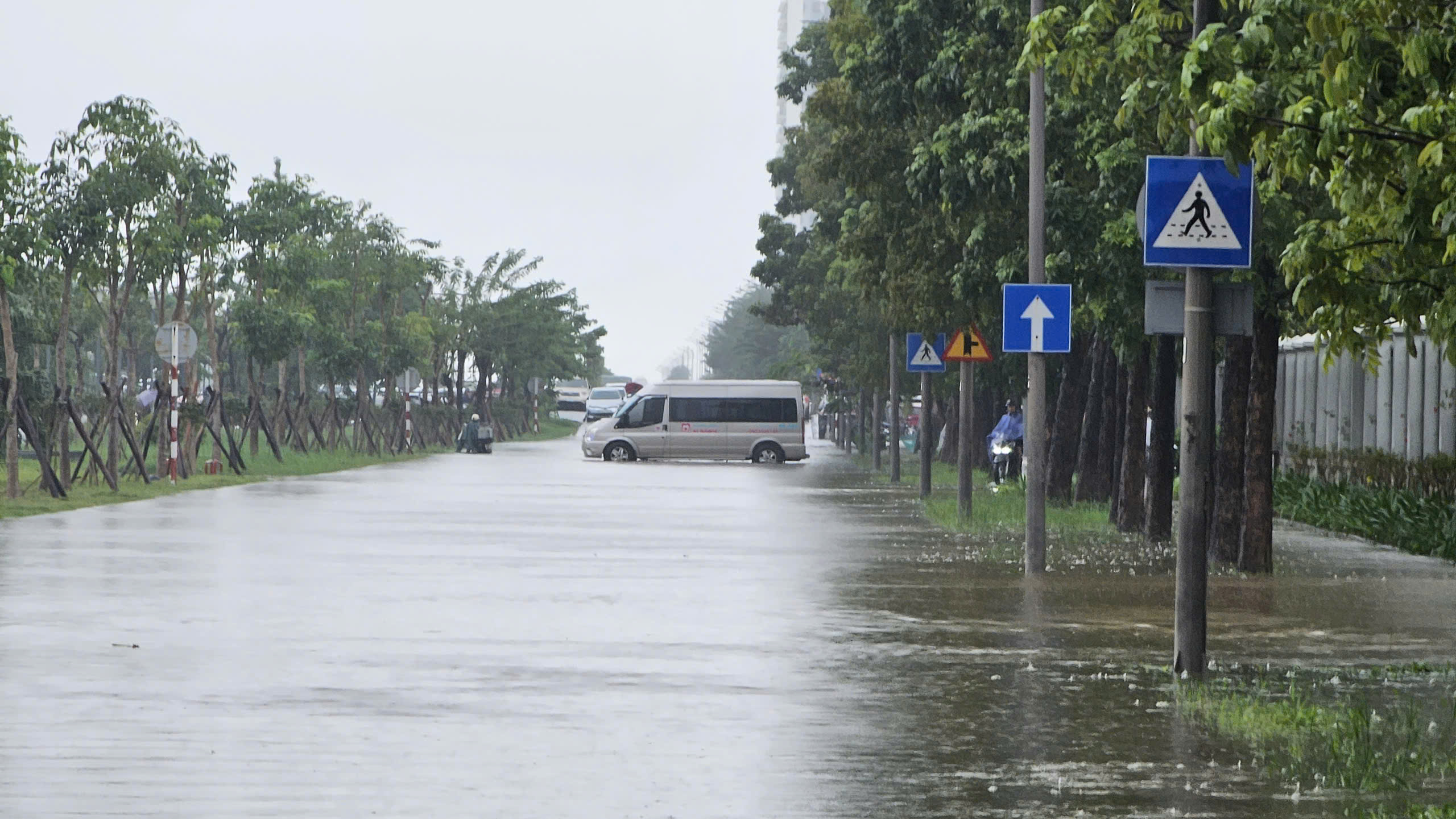 Nhiều tuyến đường ở Huế ngập sâu, người dân liên tục 'quay xe'- Ảnh 14.