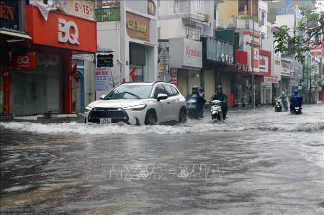 Mưa lớn gây nhiều thiệt hại tại các địa phương khu vực miền Trung- Ảnh 1.