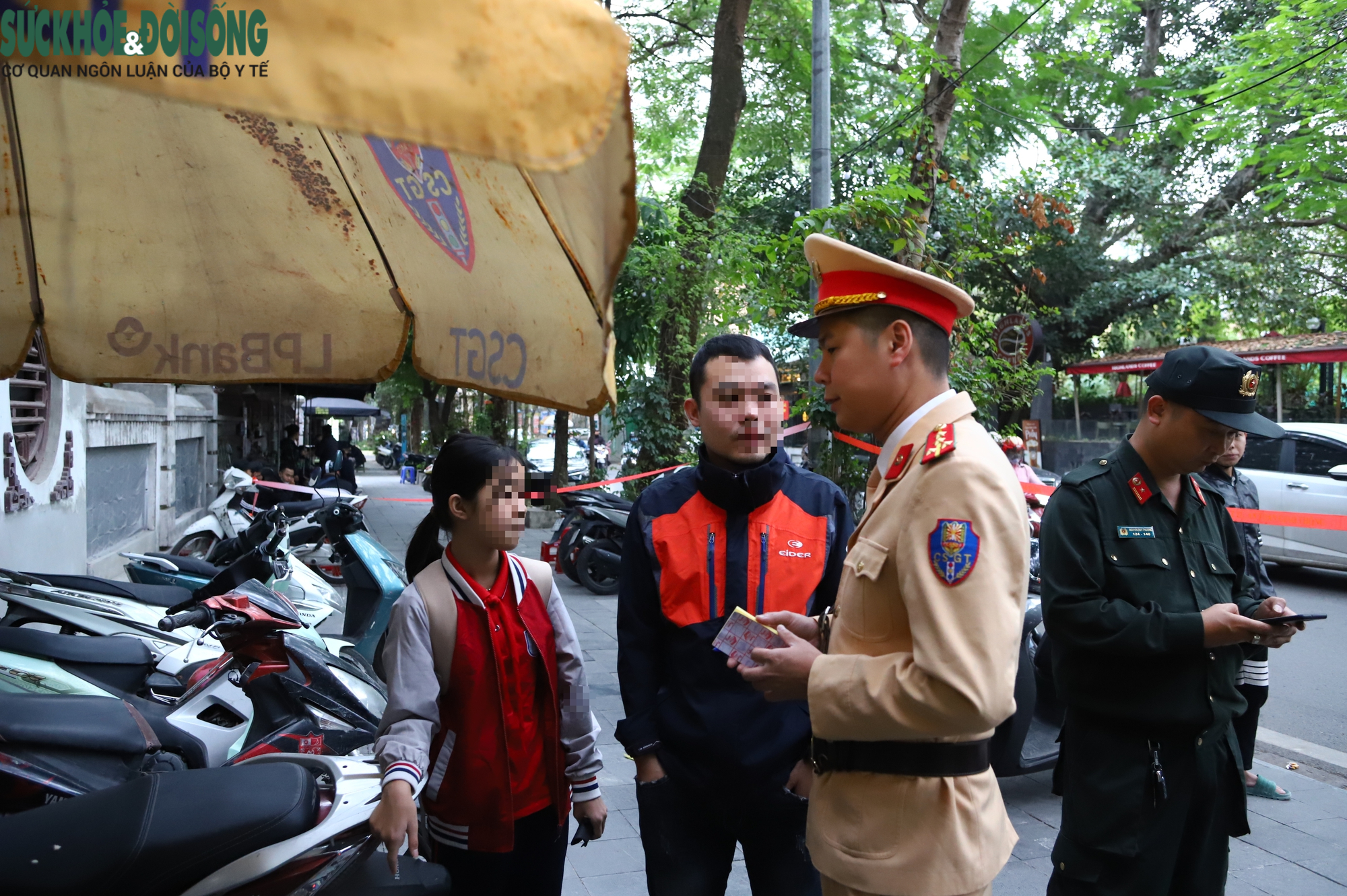 Xử phạt nhiều phụ huynh chỉ đội mũ bảo hiểm cho mình mà 'quên' đội cho con- Ảnh 3.