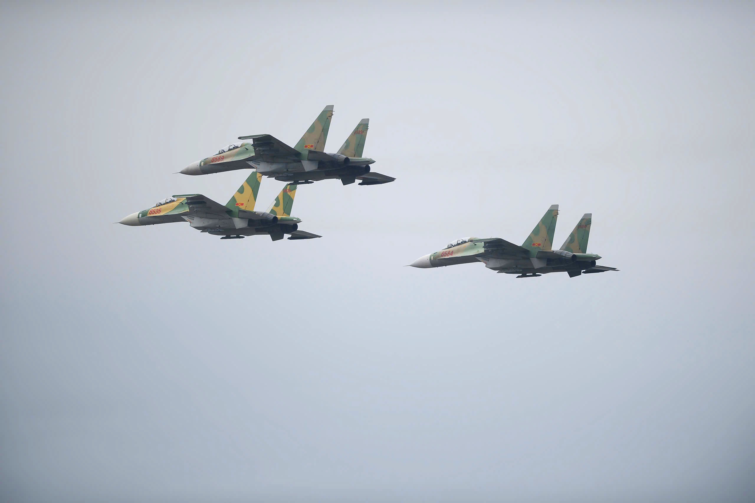 Người dân vượt hàng chục cây số xem tiêm kích Su-30MK2 và trực thăng Mi diễn tập- Ảnh 2.