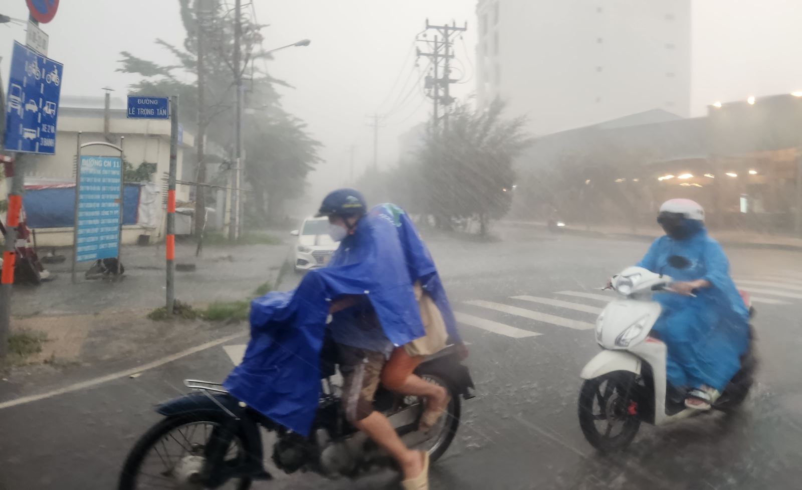 TP Hồ Chí Minh: Nhiều tuyến đường ngập sâu sau cơn mưa lớn- Ảnh 2.