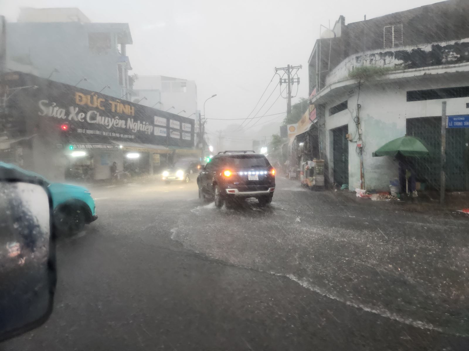 TP Hồ Chí Minh: Nhiều tuyến đường ngập sâu sau cơn mưa lớn- Ảnh 1.