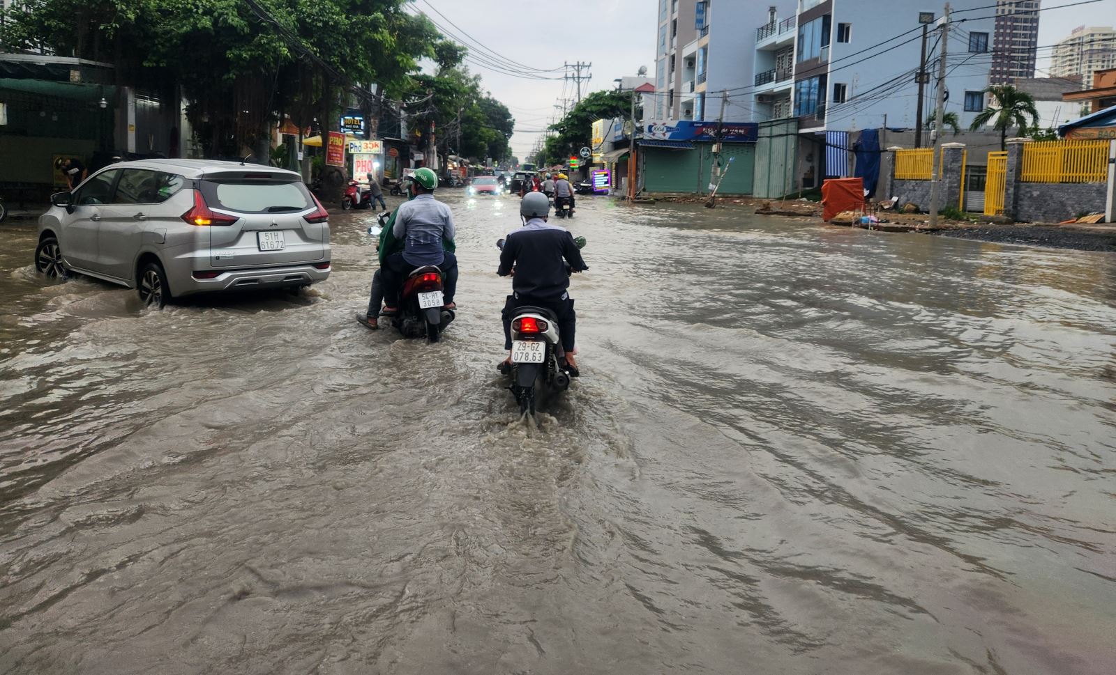 TP Hồ Chí Minh: Nhiều tuyến đường ngập sâu sau cơn mưa lớn- Ảnh 8.