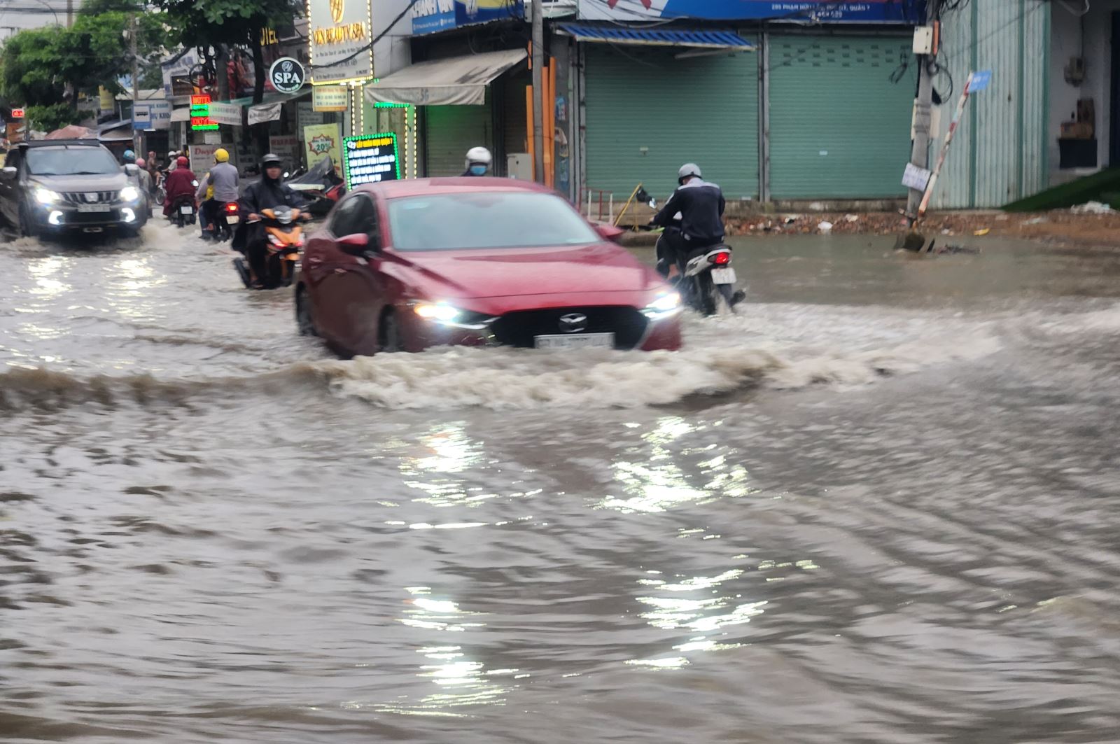 TP Hồ Chí Minh: Nhiều tuyến đường ngập sâu sau cơn mưa lớn- Ảnh 7.