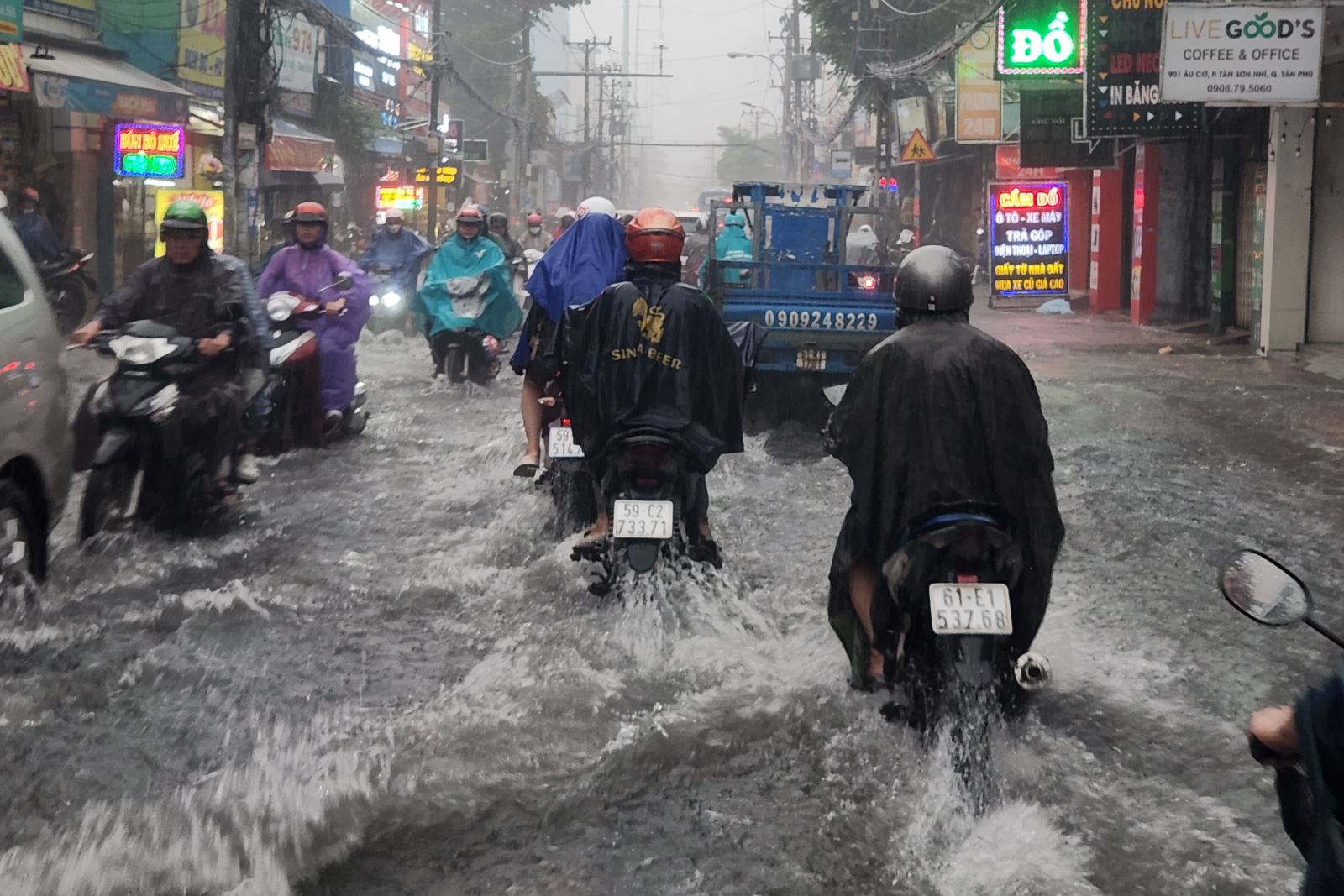 TP Hồ Chí Minh: Nhiều tuyến đường ngập sâu sau cơn mưa lớn- Ảnh 3.