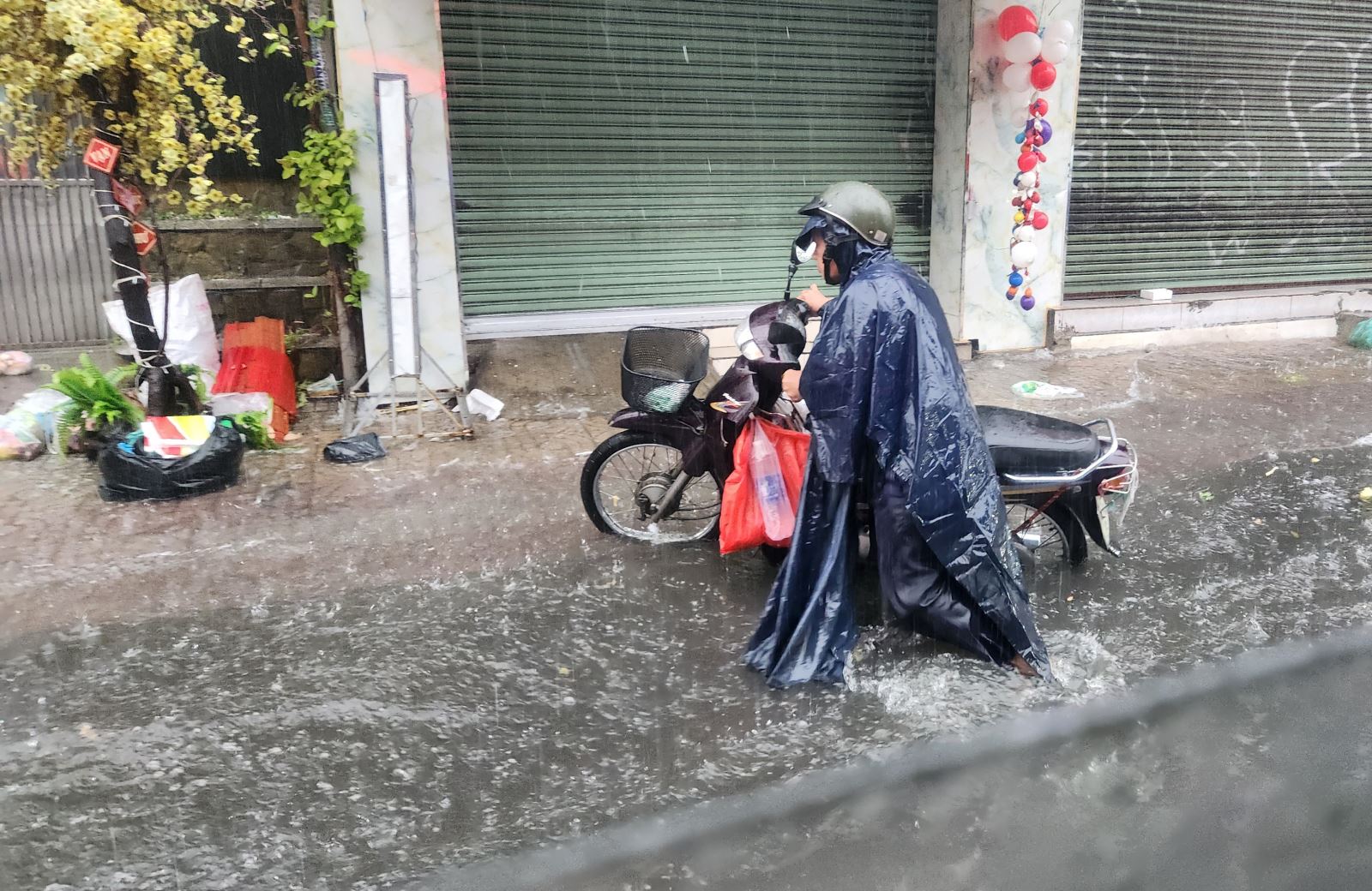 TP Hồ Chí Minh: Nhiều tuyến đường ngập sâu sau cơn mưa lớn- Ảnh 6.