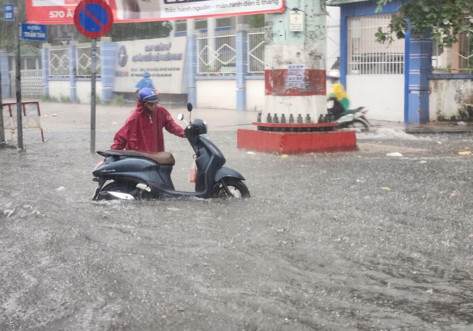 TP Hồ Chí Minh: Nhiều tuyến đường ngập sâu sau cơn mưa lớn- Ảnh 5.