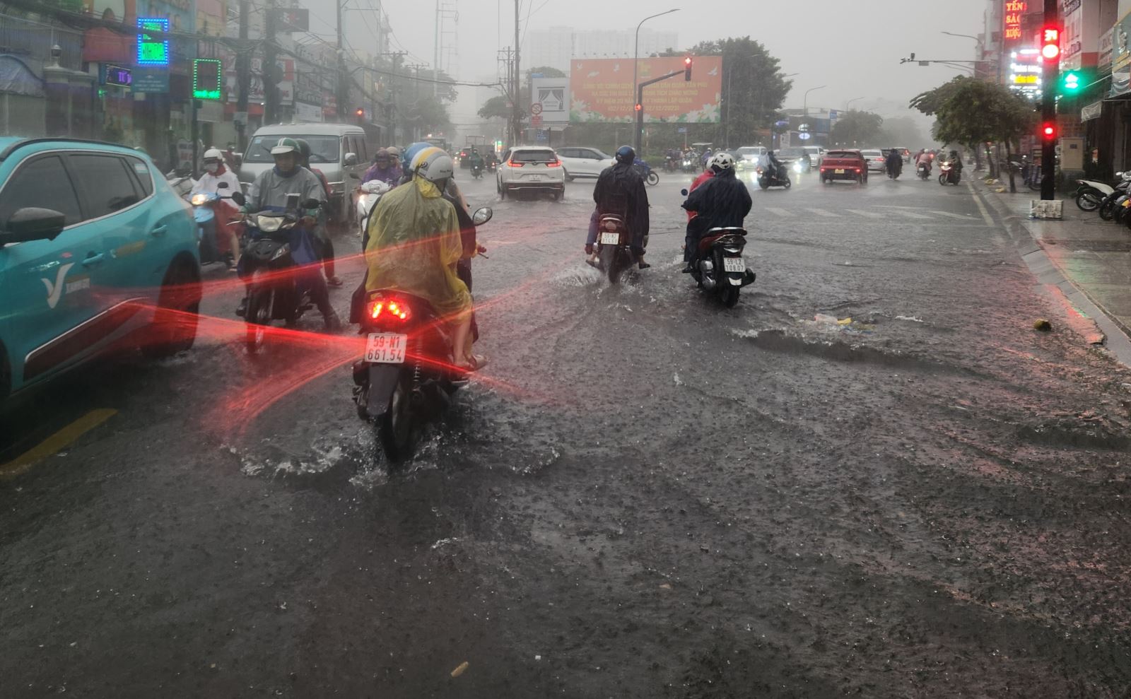 TP Hồ Chí Minh: Nhiều tuyến đường ngập sâu sau cơn mưa lớn- Ảnh 4.