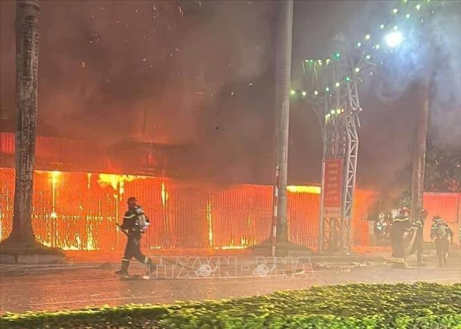 'Bà hỏa' thiêu rụi nhiều ki-ốt văn phòng phẩm- Ảnh 1. 'Bà hỏa' thiêu rụi nhiều ki-ốt văn phòng phẩm- Ảnh 1.
