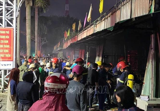 'Bà hỏa' thiêu rụi nhiều ki-ốt văn phòng phẩm- Ảnh 2. 'Bà hỏa' thiêu rụi nhiều ki-ốt văn phòng phẩm- Ảnh 2.