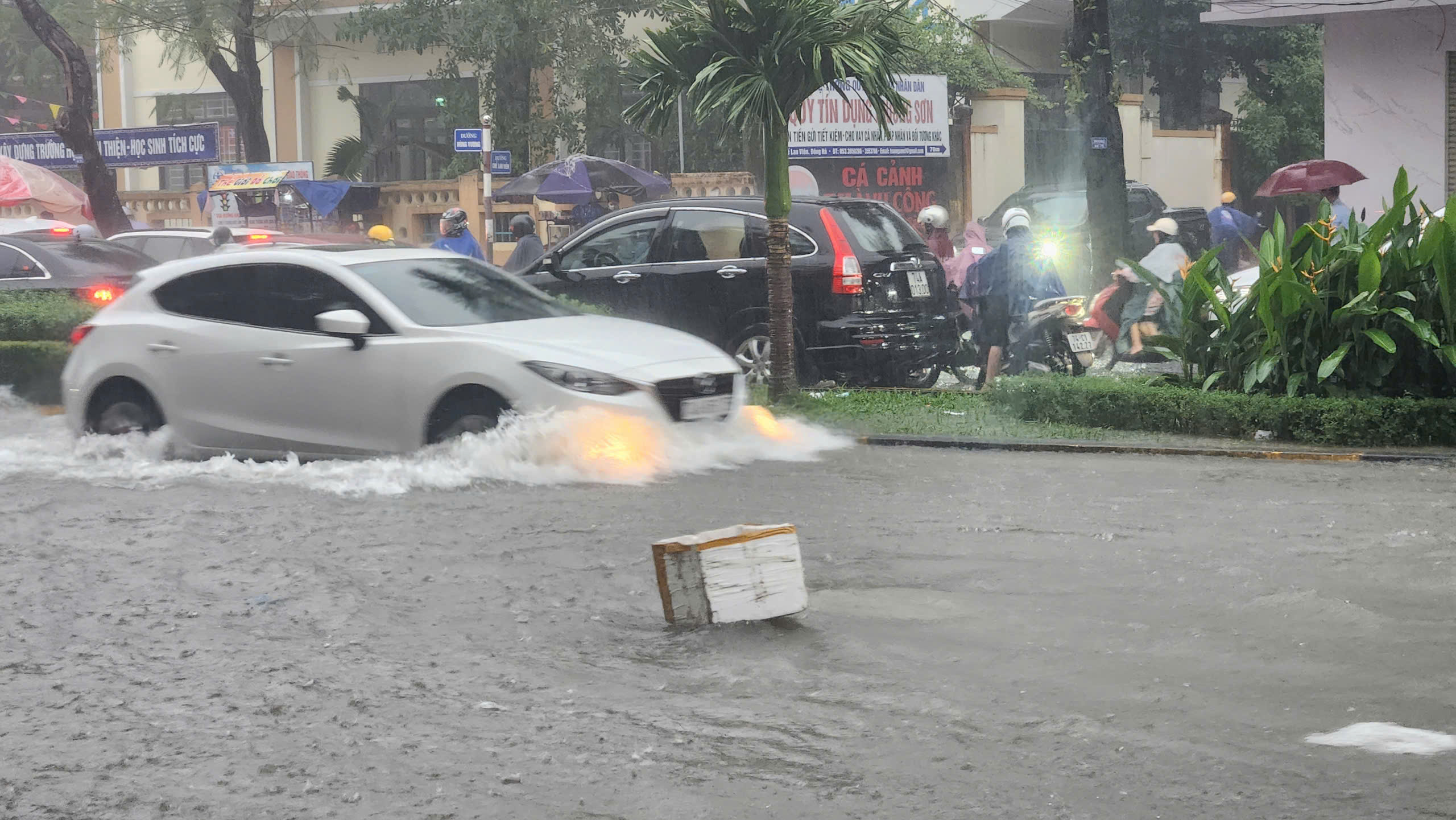 Đường ngập do mưa lớn, người dân chật vật di chuyển trong sáng đầu tuần- Ảnh 6.