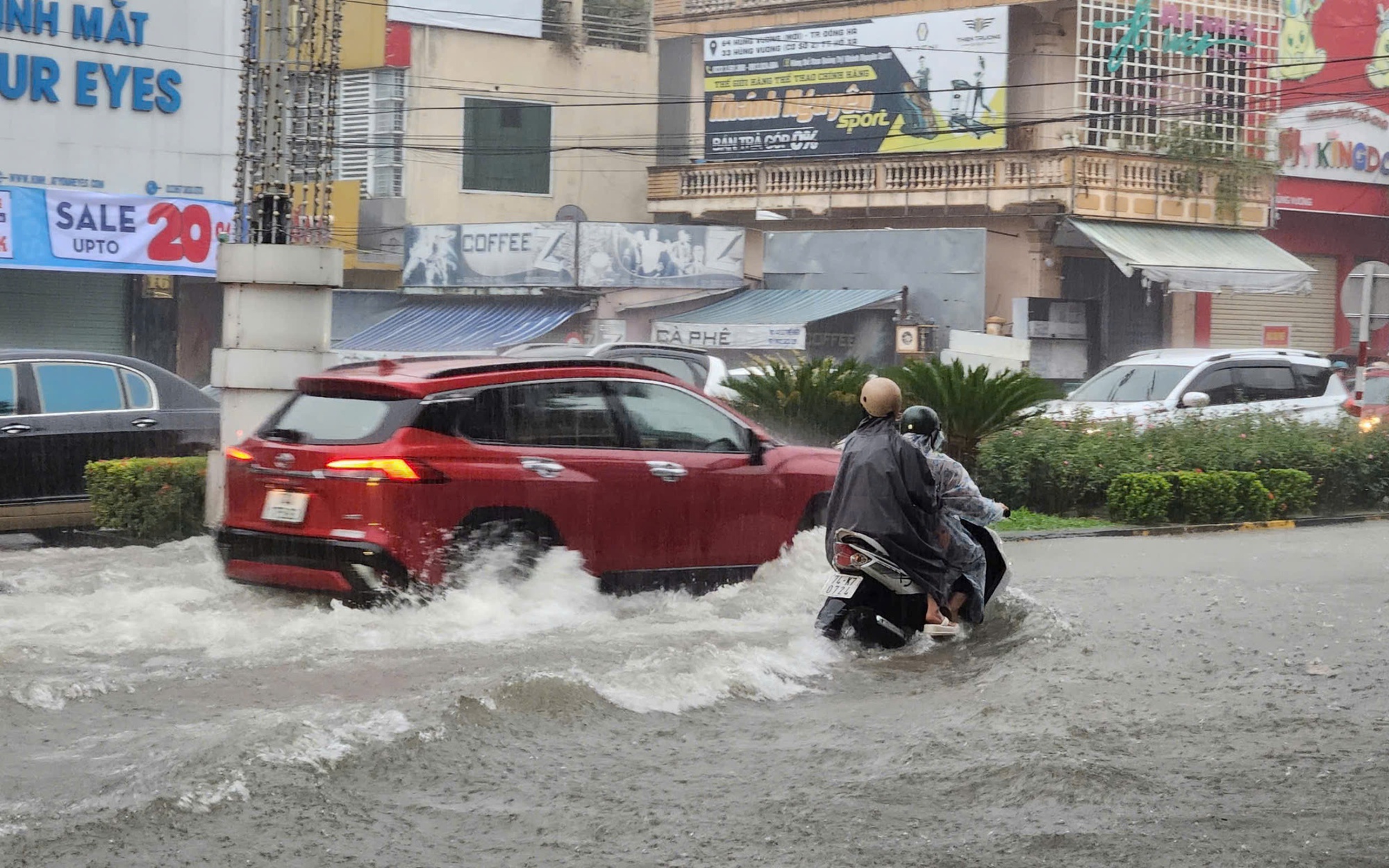 Đường ngập do mưa lớn, người dân chật vật di chuyển trong sáng đầu tuần