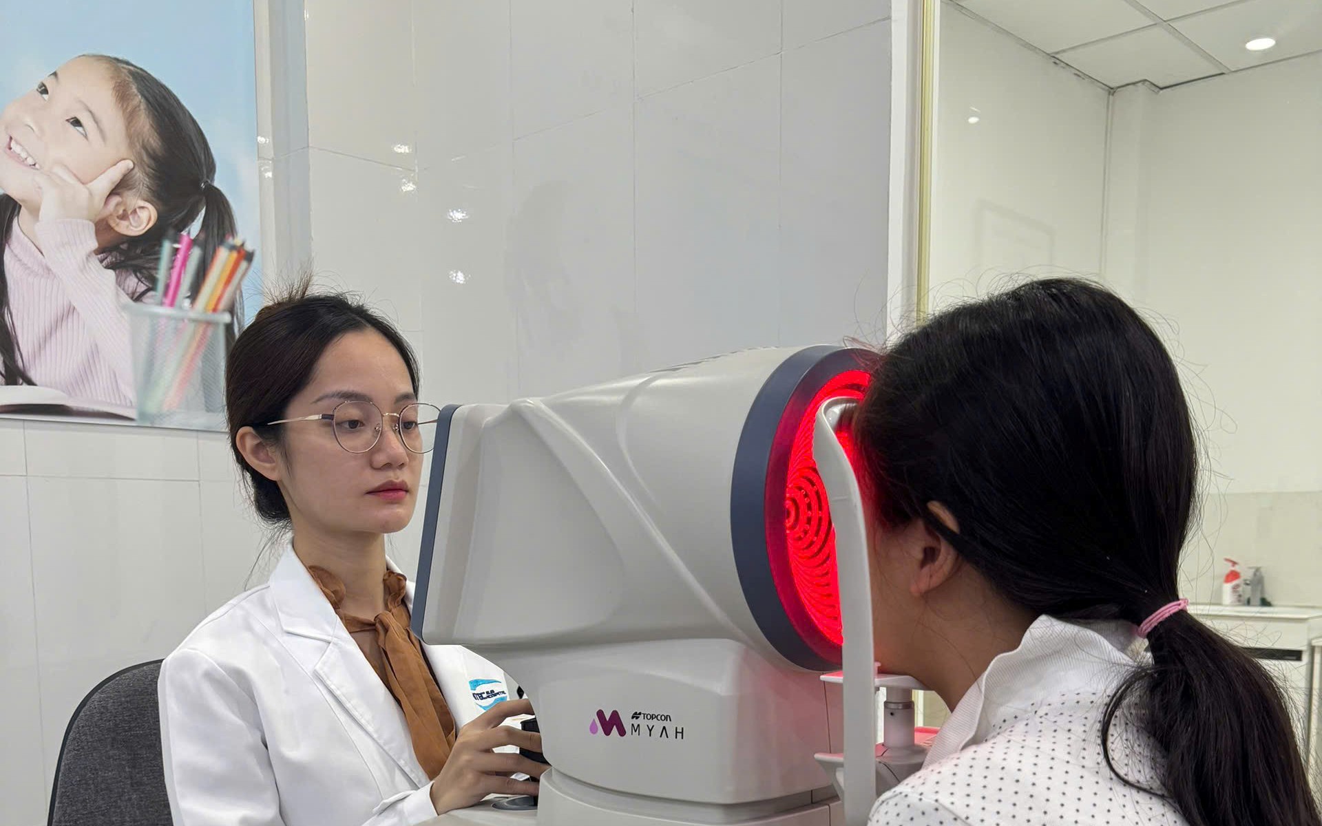 Giảm nguy cơ cận thị: Trẻ cần ở ngoài trời bao lâu mỗi ngày? - Ảnh 3.