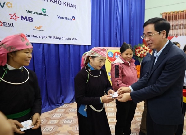 BHXH Việt Nam tặng sổ BHXH, BHYT cho người dân có hoàn cảnh khó khăn ở Lào Cai- Ảnh 1. BHXH Việt Nam tặng sổ BHXH, BHYT cho người dân có hoàn cảnh khó khăn ở Lào Cai- Ảnh 1.